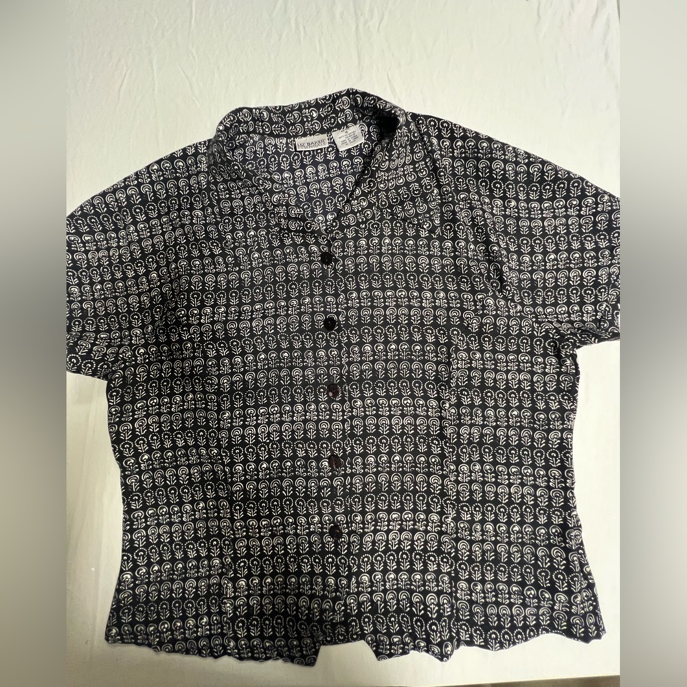 LIZ BAKER ESSENTIALS CLASSIC BUTTON UP POLYESTER BLOUSE. BLACK PATTERNED SIZE 16